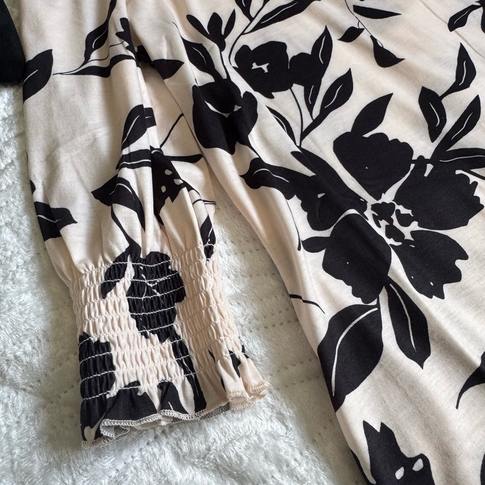 NWT! 🥰 Floral Print Women's Top - Black and Cream - Picture 3 of 6